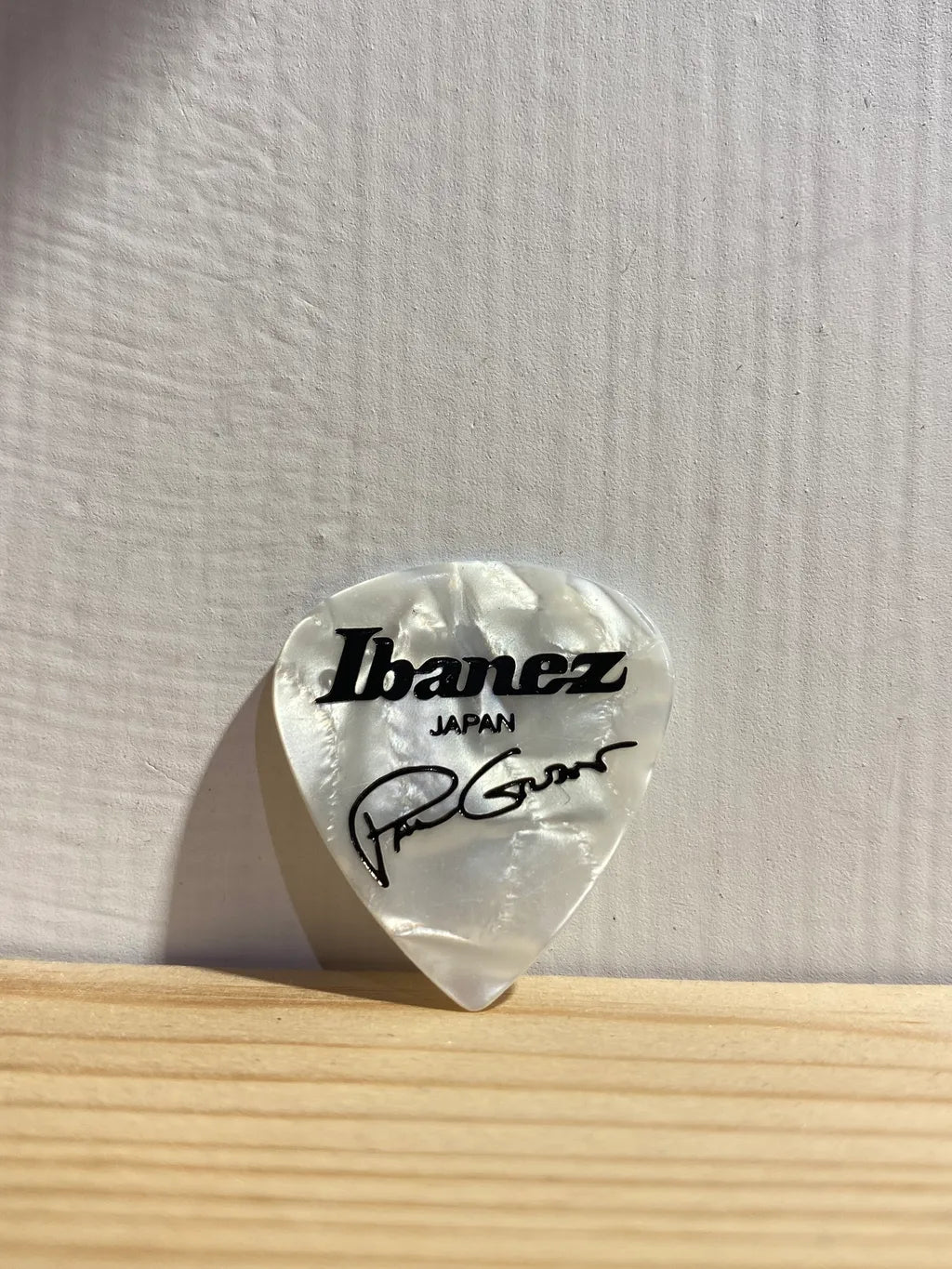Uñetas Ibanez Signature Paul Gilbert Signature Blanco Perla 1.0 mm Pack de 6 Unidades ProstringsChile
